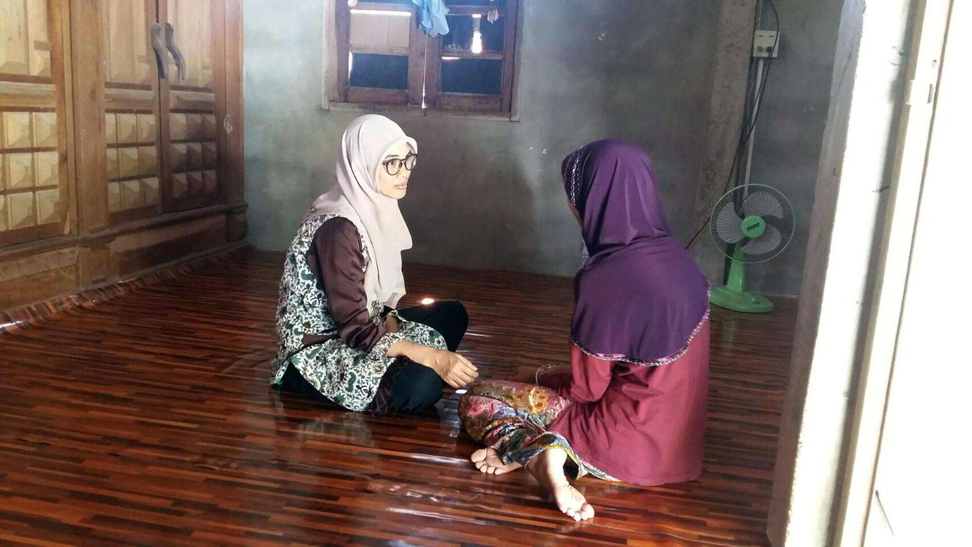 An MSF psychologist provides an individual consultation to a patient. 