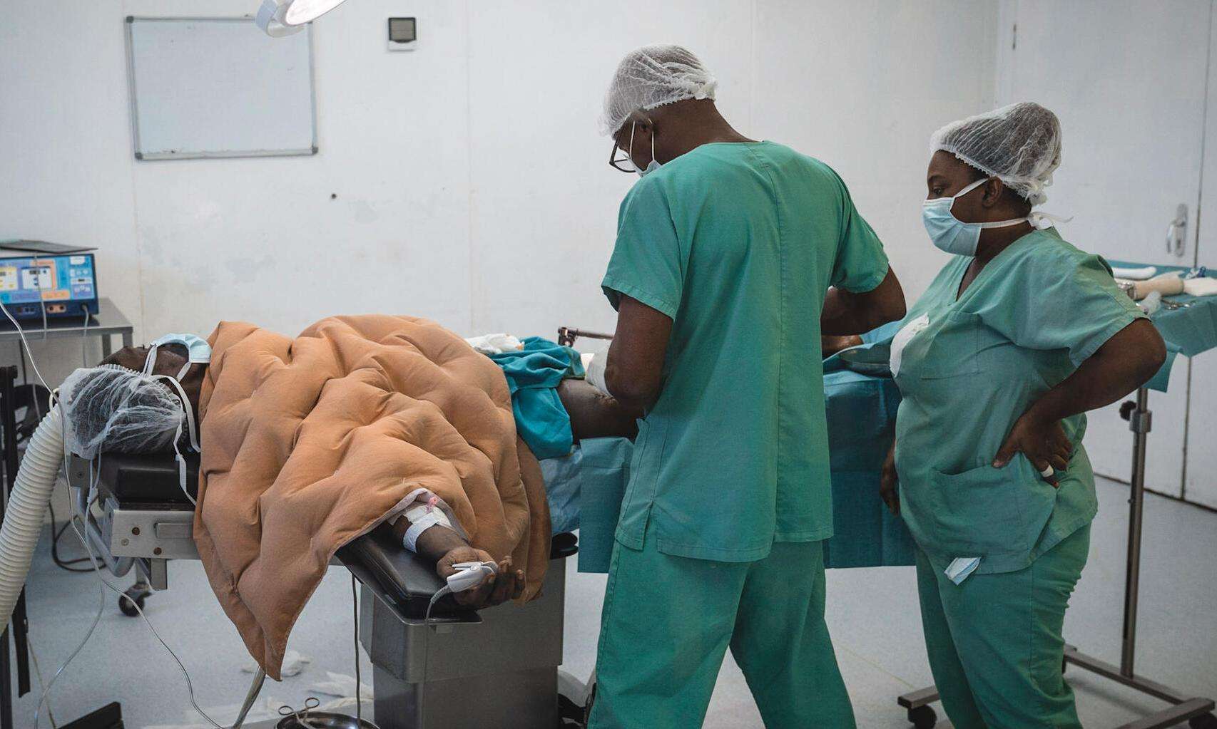 MSF doctors operate on a patient in Tabarre hospital in  Port-au-Prince, Haiti.