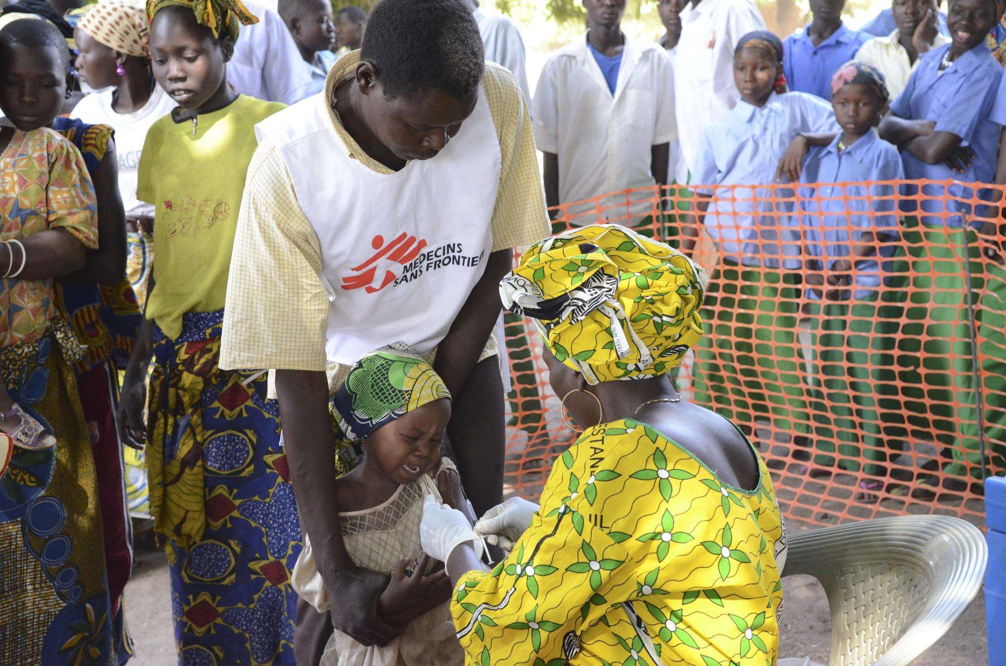 MSF staff provides comfort while a child receives meningitis vaccination
