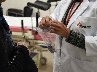 MSF's Dr. Yasoda Kurra examines a patient at the Umeed Ki Kiran Clinic, Jahangirpuri, Delhi.