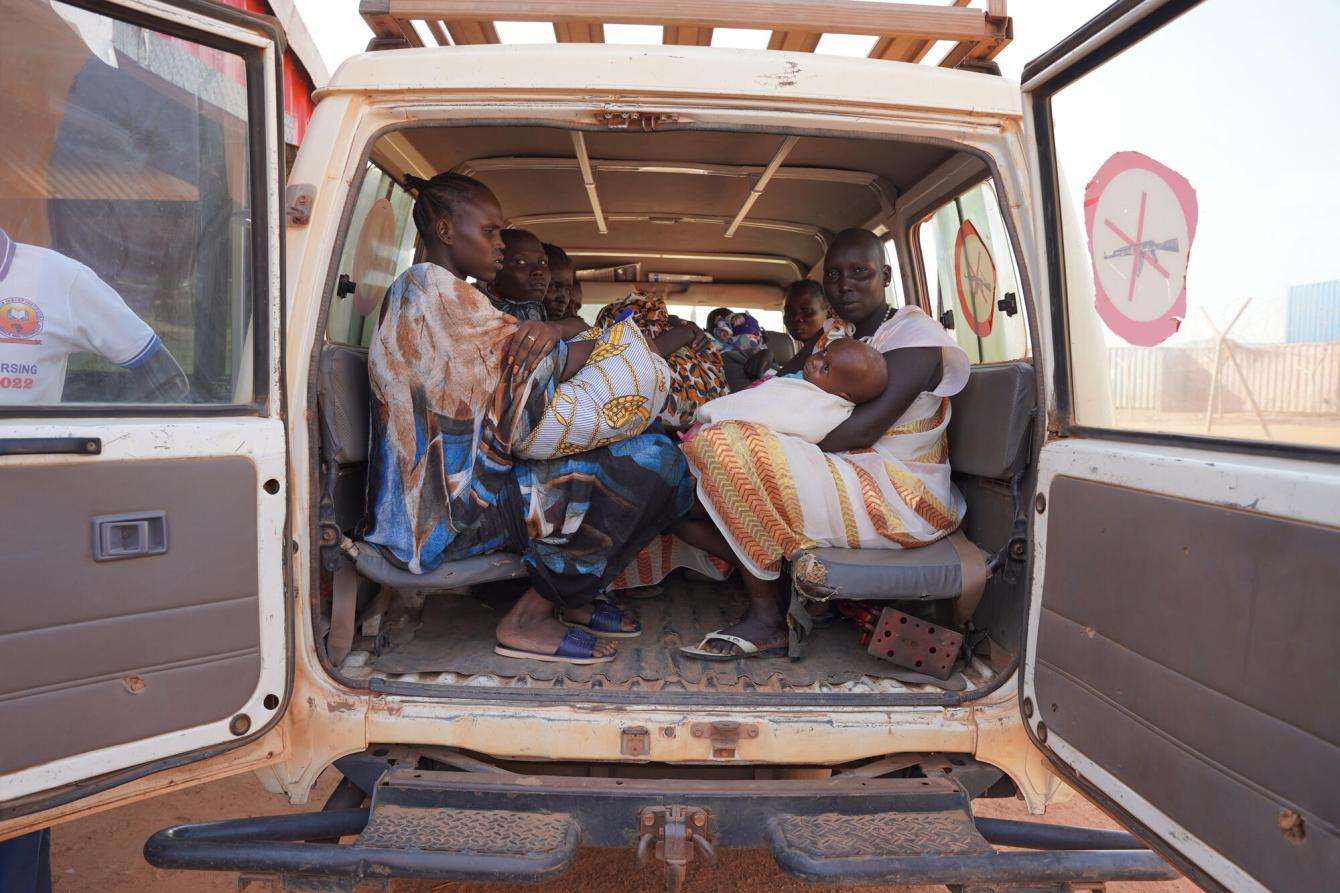 Displaced children with malnutrition are transferred by car for treatment in South Sudan.