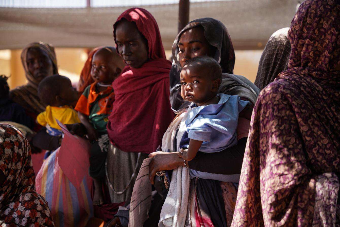 Sudanese women and children wait for malnutrition care from MSF in Zamzam camp.