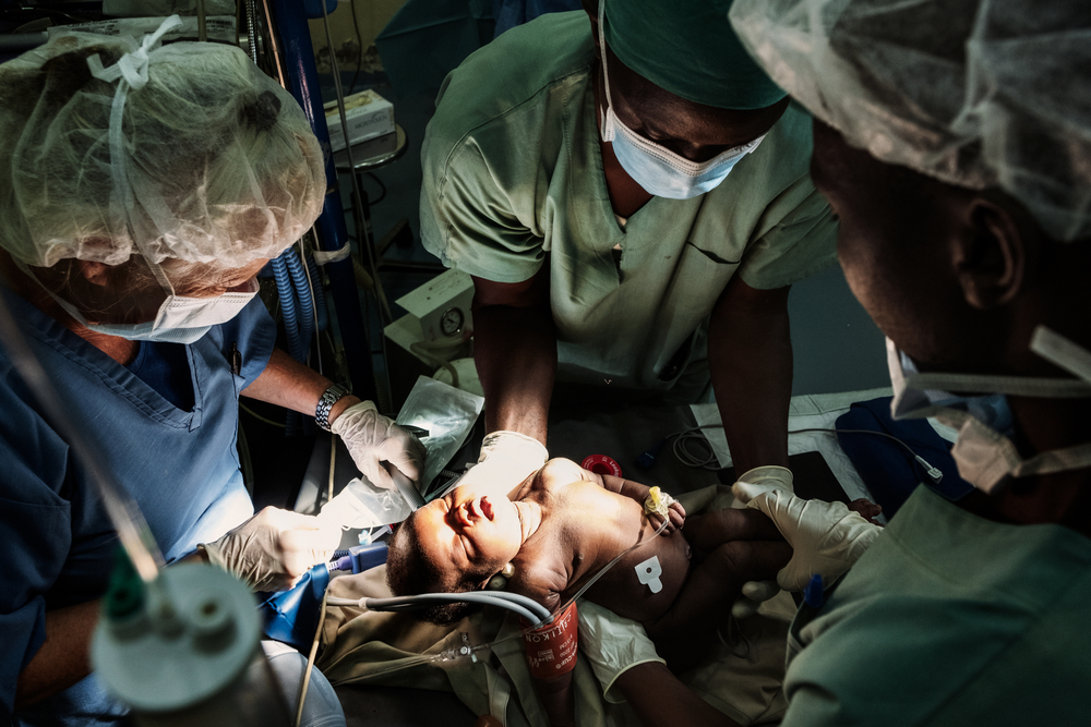 An MSF team prepares a pediatric patient for surgery at Aweil State Hospital. 