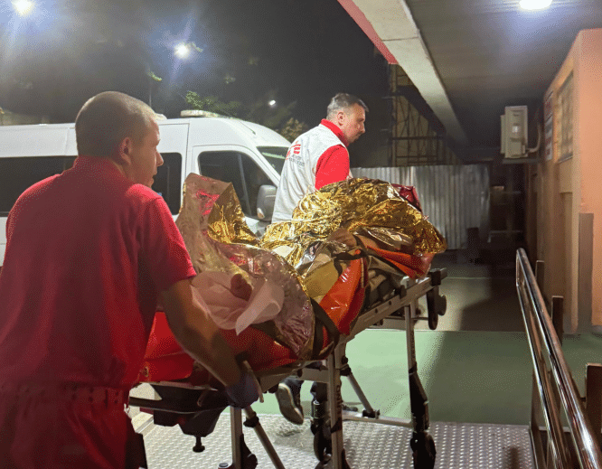 MSF teams transport a patient on a stretcher after a Russian attack on Ukraine.
