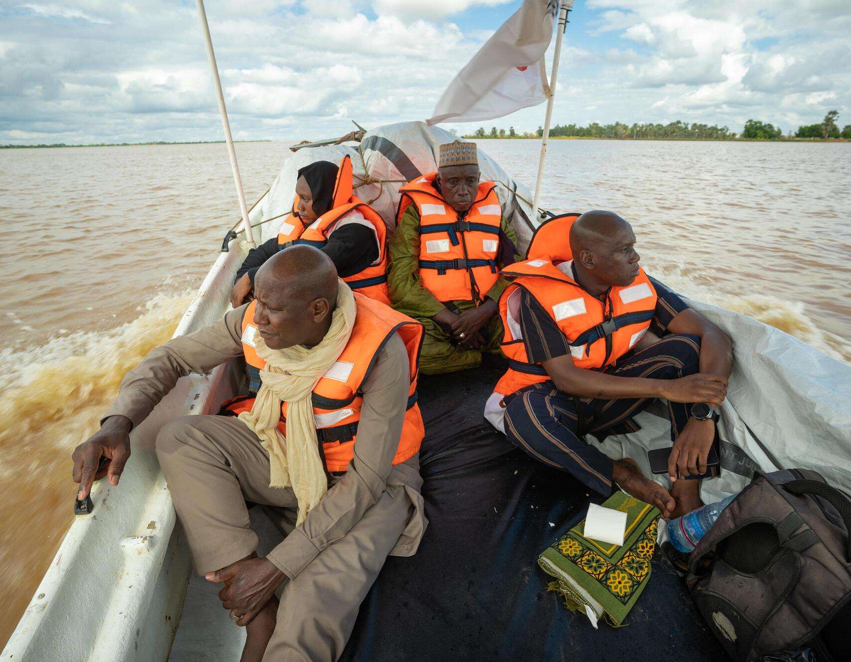 MSF staff respond by boat to floodings in Tenenkou