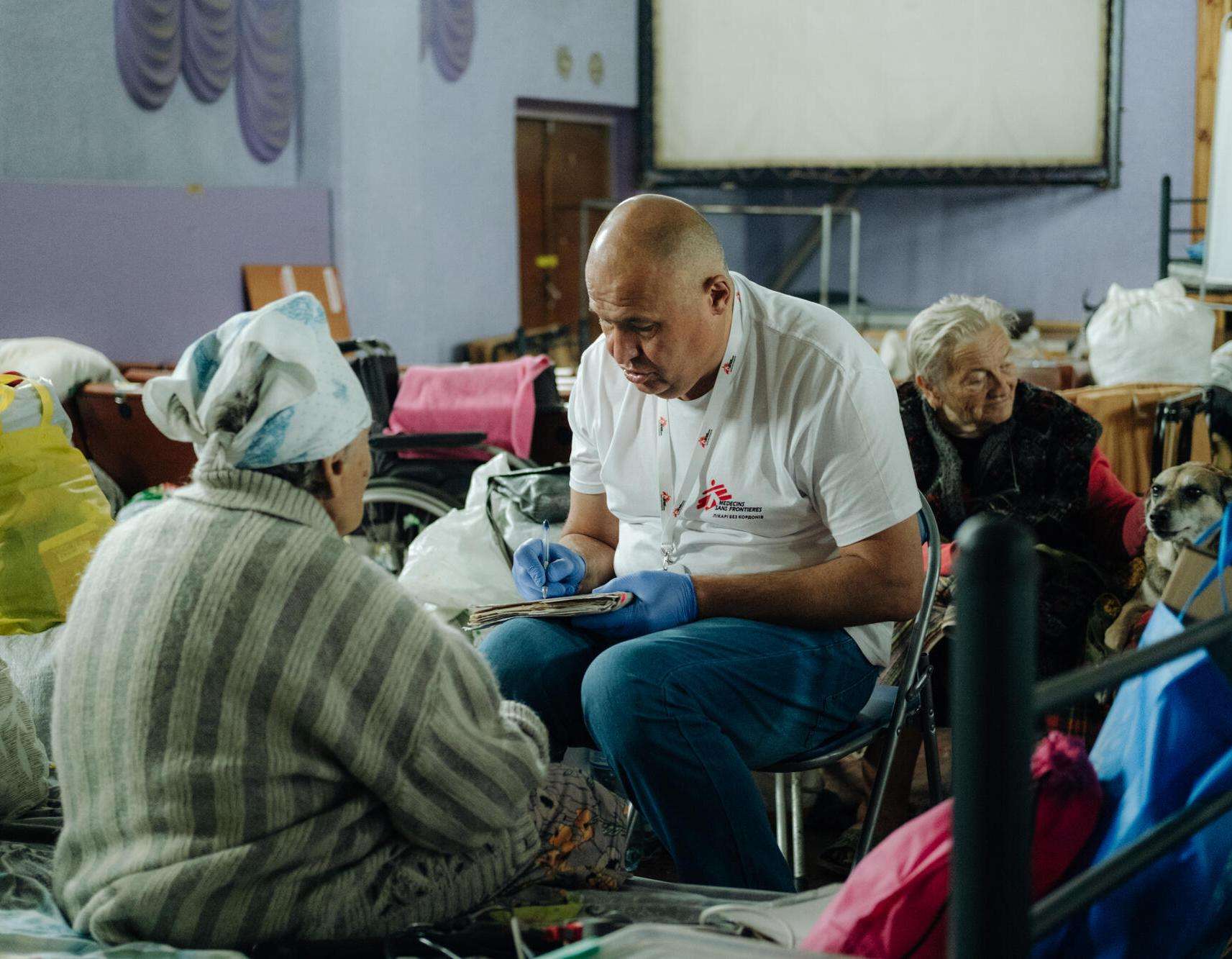 People from the frontline areas usually spend a few days at the transit center in Dnipropetrovsk before moving further west. The MSF mobile clinic comes here twice a week to examine patients and provide support.