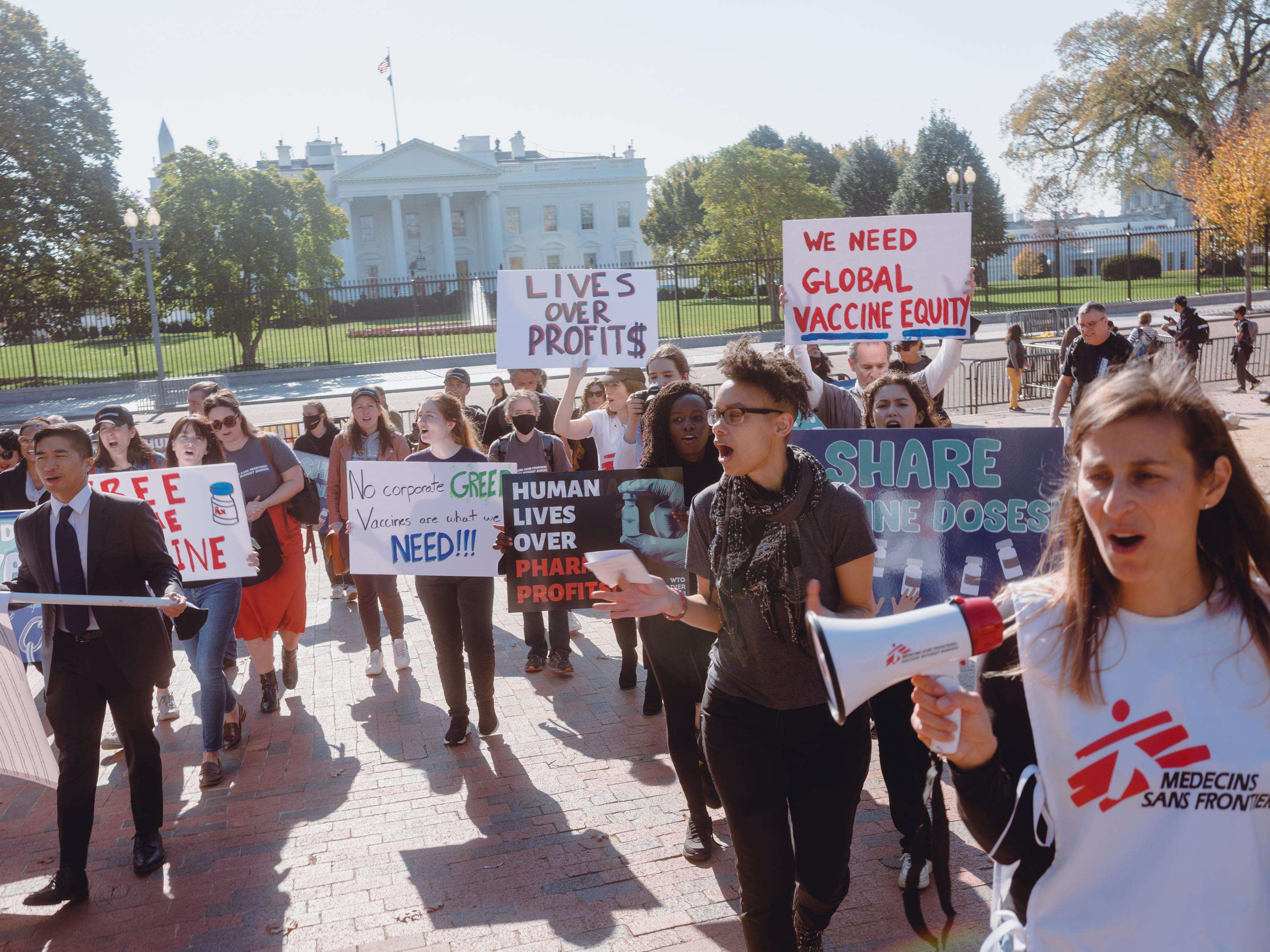 MSF delivers a petition to the White House calling on President Biden to free the vaccine for COVID-19.