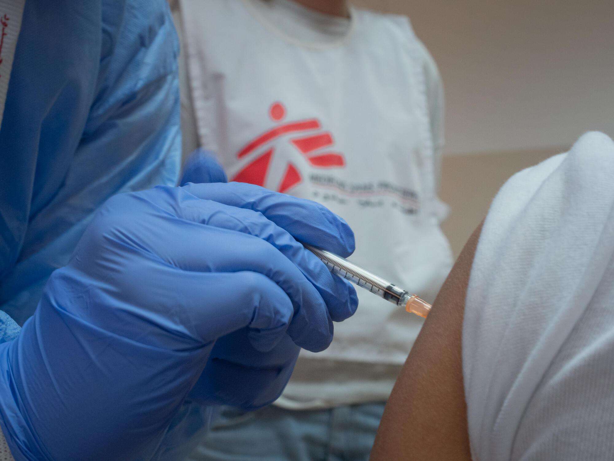 An MSF nurse administers a COVID-19 vaccine