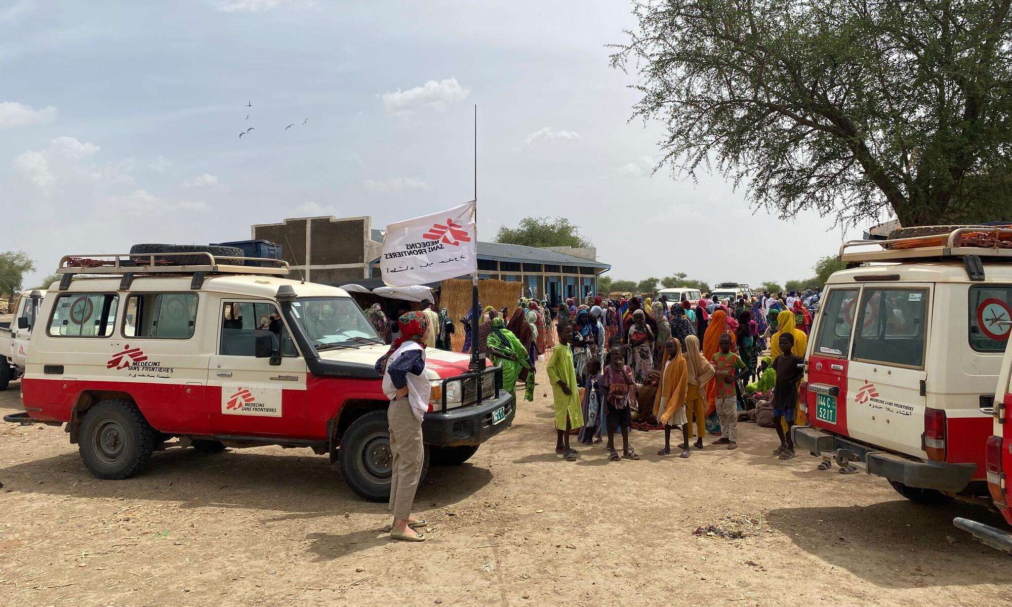 MSF trucks bring aid to Sudanese refugees at Andréssa school in Chad’s Sila province 