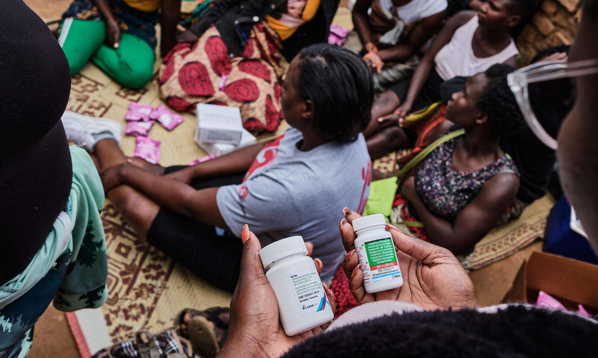 MSF health promotion officer Jacqueline Zulu provides pre-exposure prophylaxis (PrEP) and post-exposure prophylaxis (PEP), two vital anti-HIV medications, to sex workers.