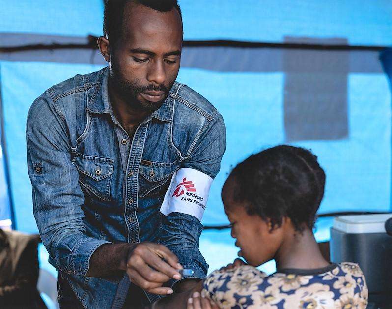 An MSF staff vaccinating a child against measles as part of the mass vaccination campaign organized by the Ethiopian authorities in Gedeo zone.