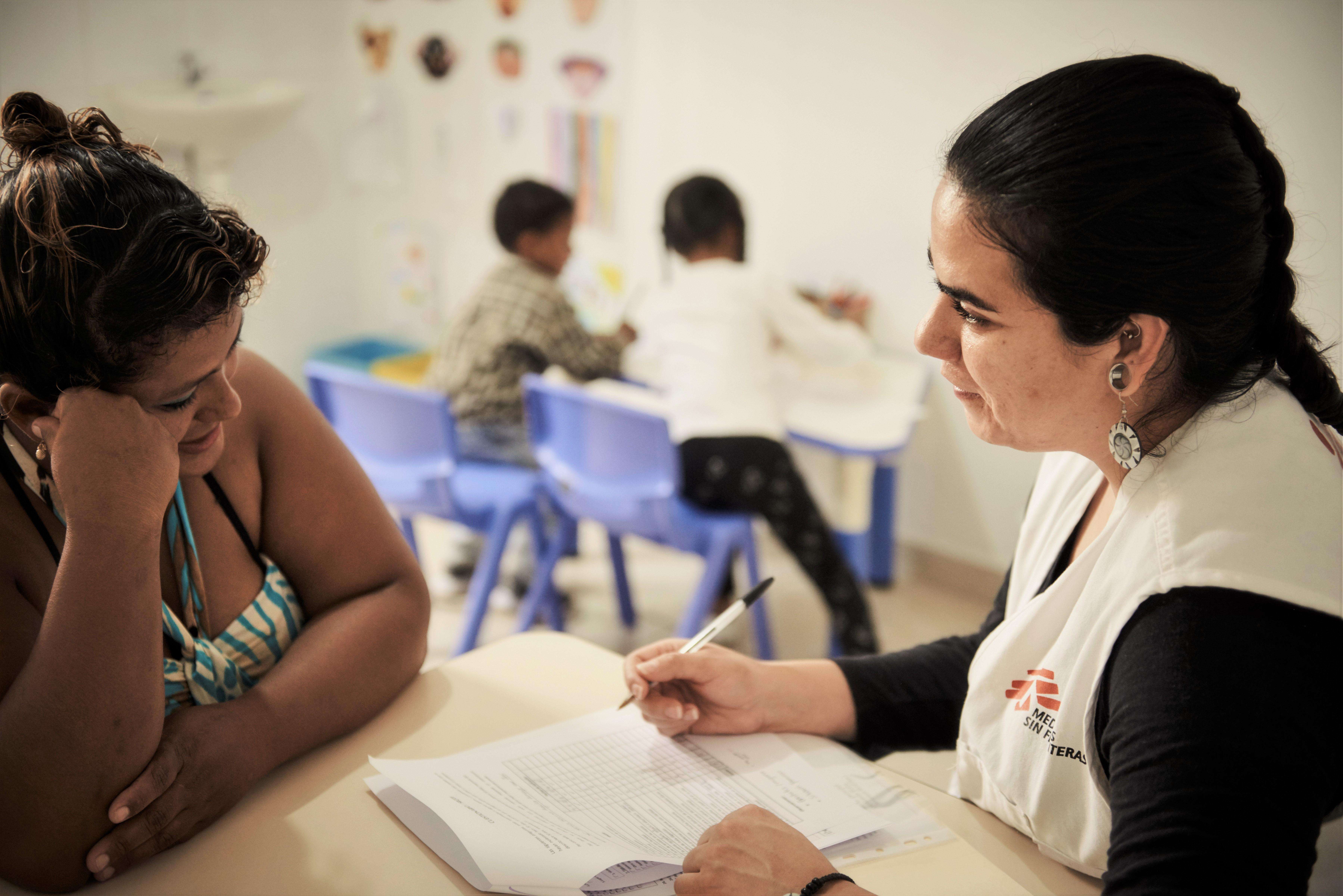An MSF psychologist treats a patient at a health centre in Nueva Capital, a neighborhood on the outskirts of Tegucigalpa, Honduras. 