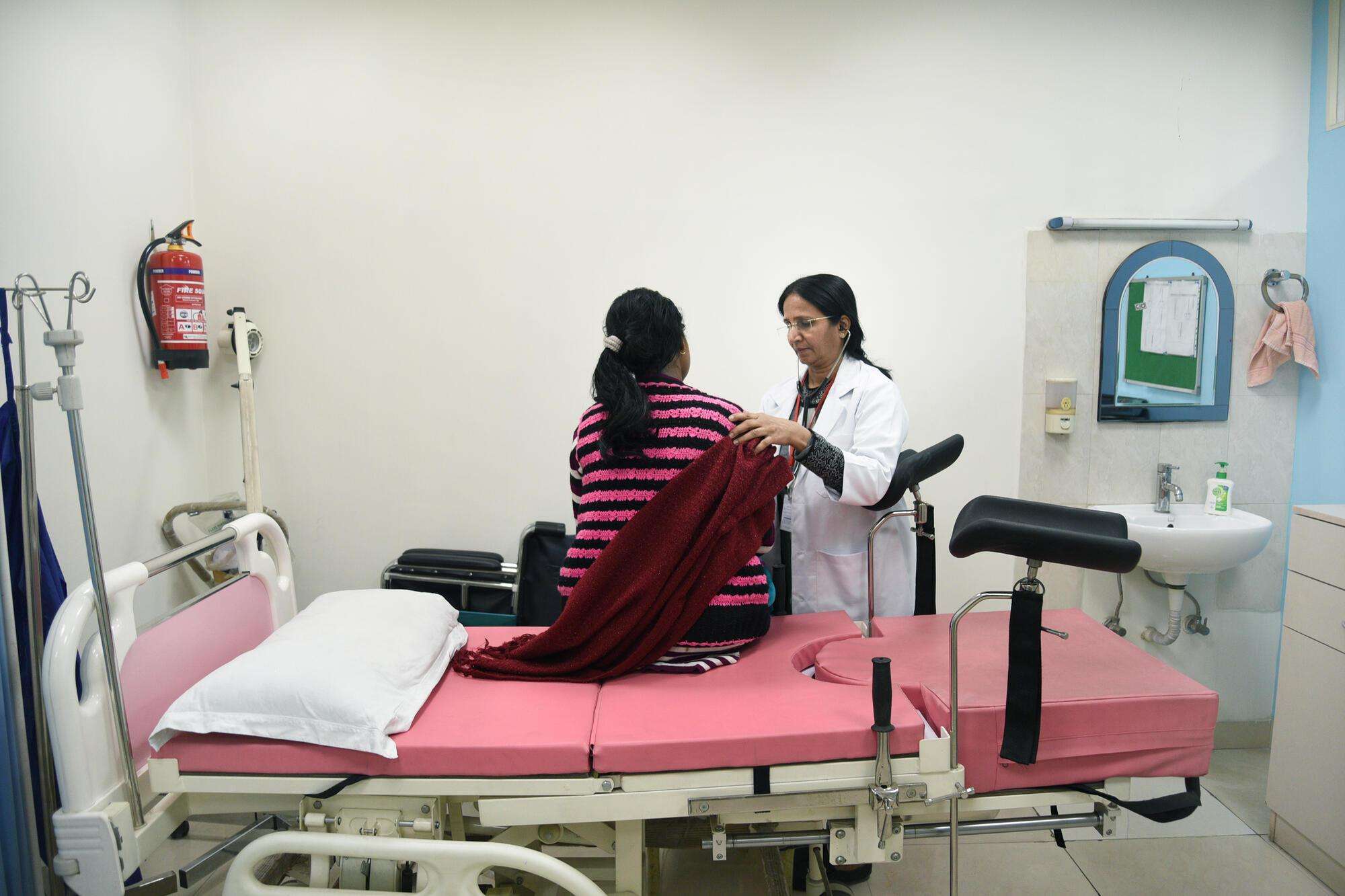Dr Yasoda Kurra, MSF doctor, examining a patient at the Umeed Ki Kiran Clinic, Jahangirpuri, Delhi