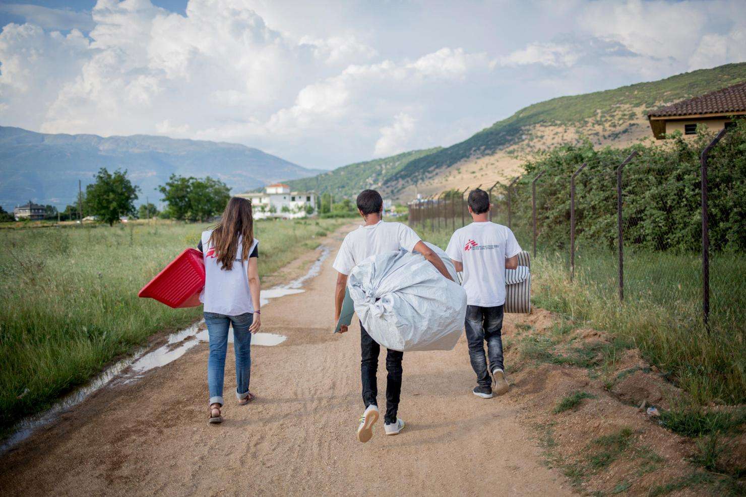 MSF crew carrying belonging to Yazidi refugees
