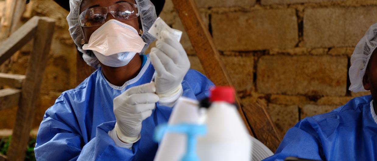 A health worker prepares an Ebola vaccine at the MSF-supported health center in Kanzulinzuli, Beni, DRC.
