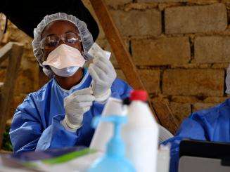 A health worker prepares an Ebola vaccine at the MSF-supported health center in Kanzulinzuli, Beni, DRC.