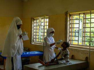 A nurse takes a young patient's temperature at the MSF cholera treatment center in Kano.