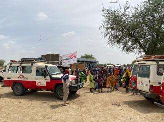 MSF trucks bring aid to Sudanese refugees at Andréssa school in Chad’s Sila province 