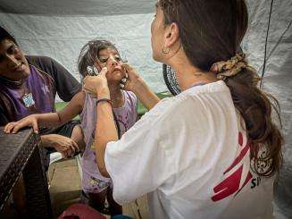 An MSF staff member treats a migrant who crossed the Darién Gap.