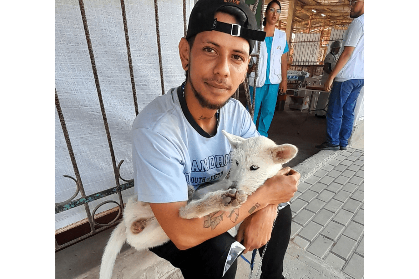 Daiger, a Venezuelan migrant, with his dog in Peru. 