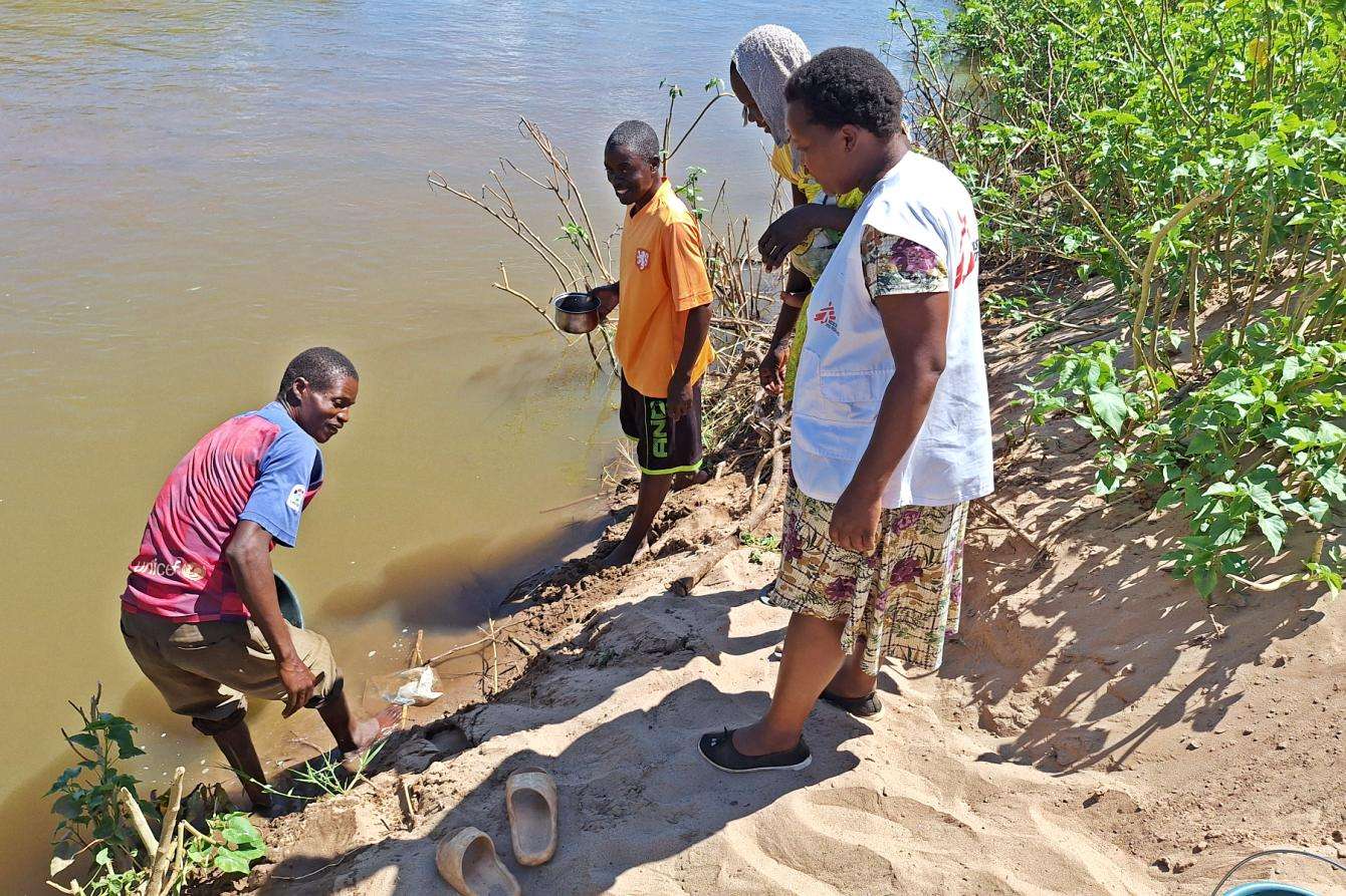 MSF teams inspect river water in Mbire district, Zimbabwe.