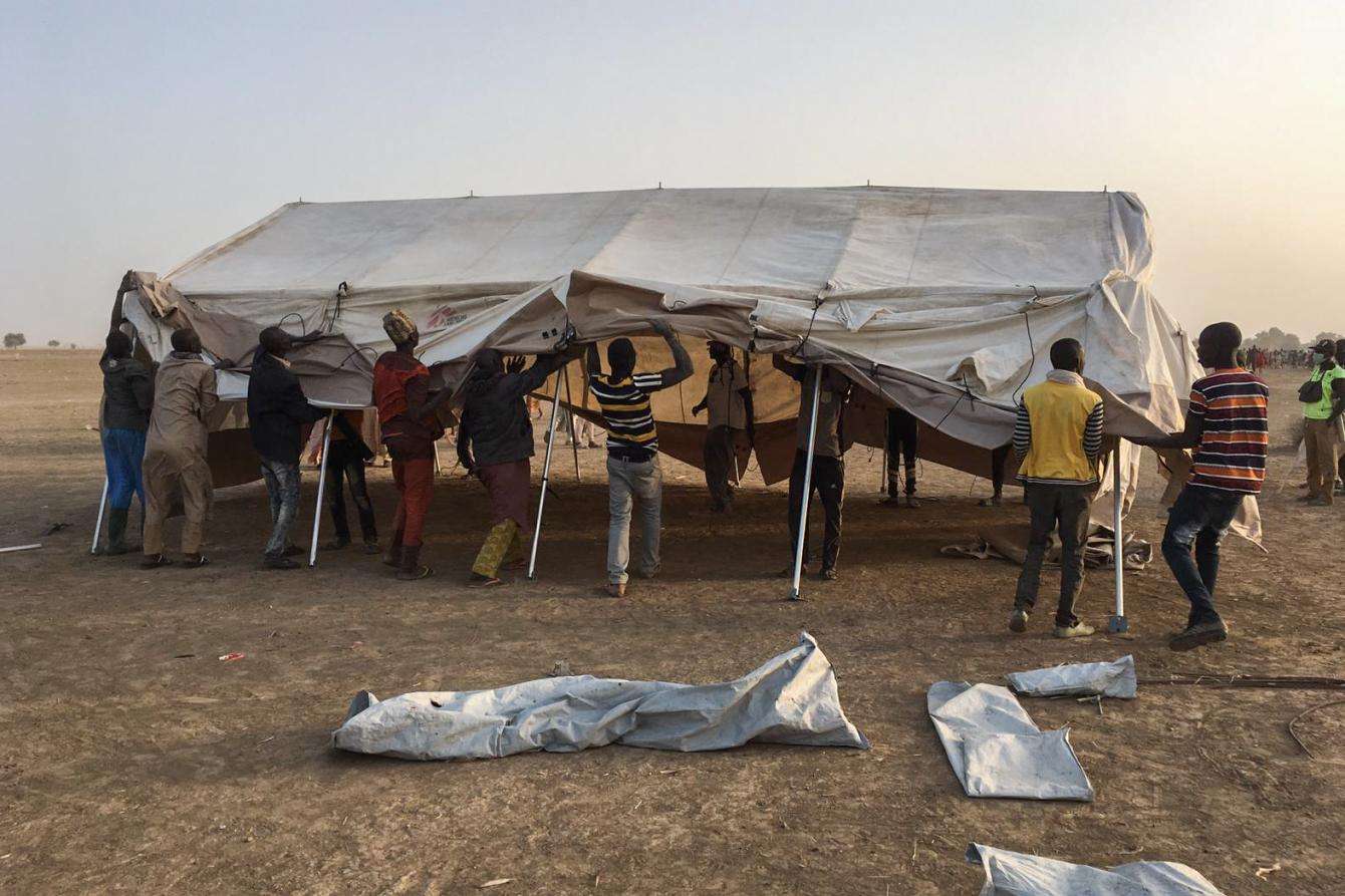 An MSF team and others erect a tent in Bodo, Cameroon. 