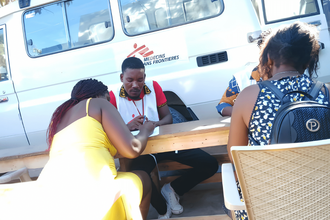 Displaced people speak with an MSF staff member during a distribution of hygiene kits and sleeping mats in Haiti.