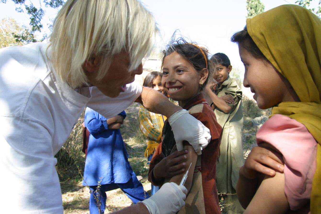 An MSF health worker vaccinates a child 