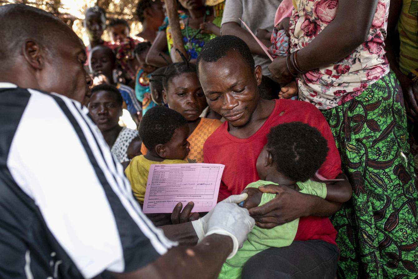 An MSF nurse vaccinates a child against measles 