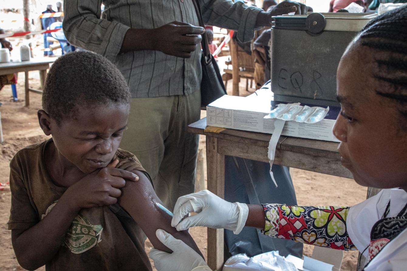 An MSF aid worker vaccinates a child for measles as part of an immunization campaign in Bondo, bas-Uélé, DR Congo