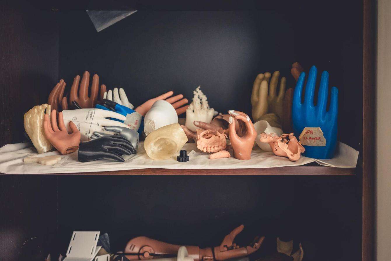 Prototypes de prothèses de mains et d’avant bras réalisées à l’aide de la technologie 3D