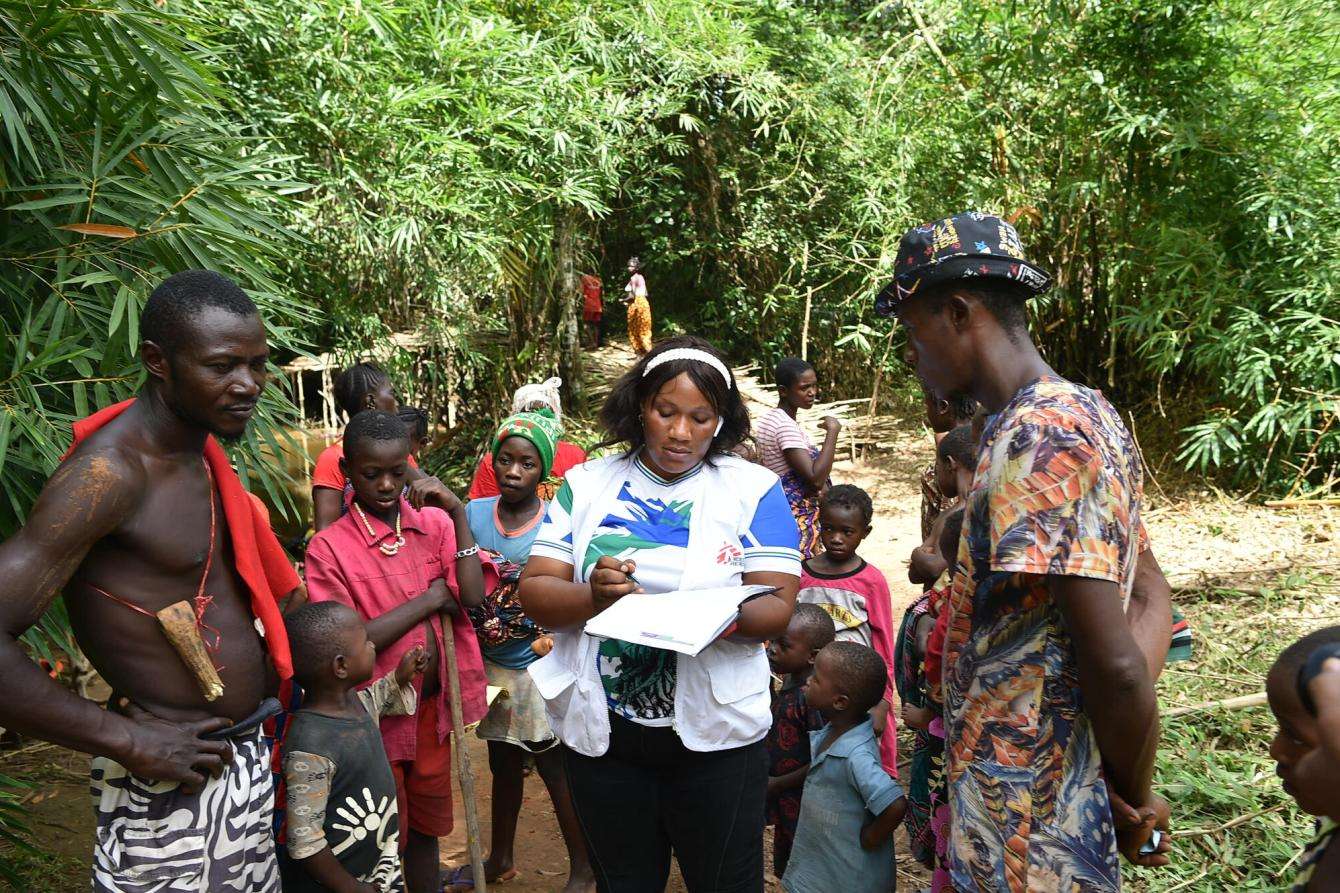 An MSF midwife talks to people in Luwma village about the importance of early referrals of patients facing medical emergencies in Tonkolili District, Sierra Leone. 