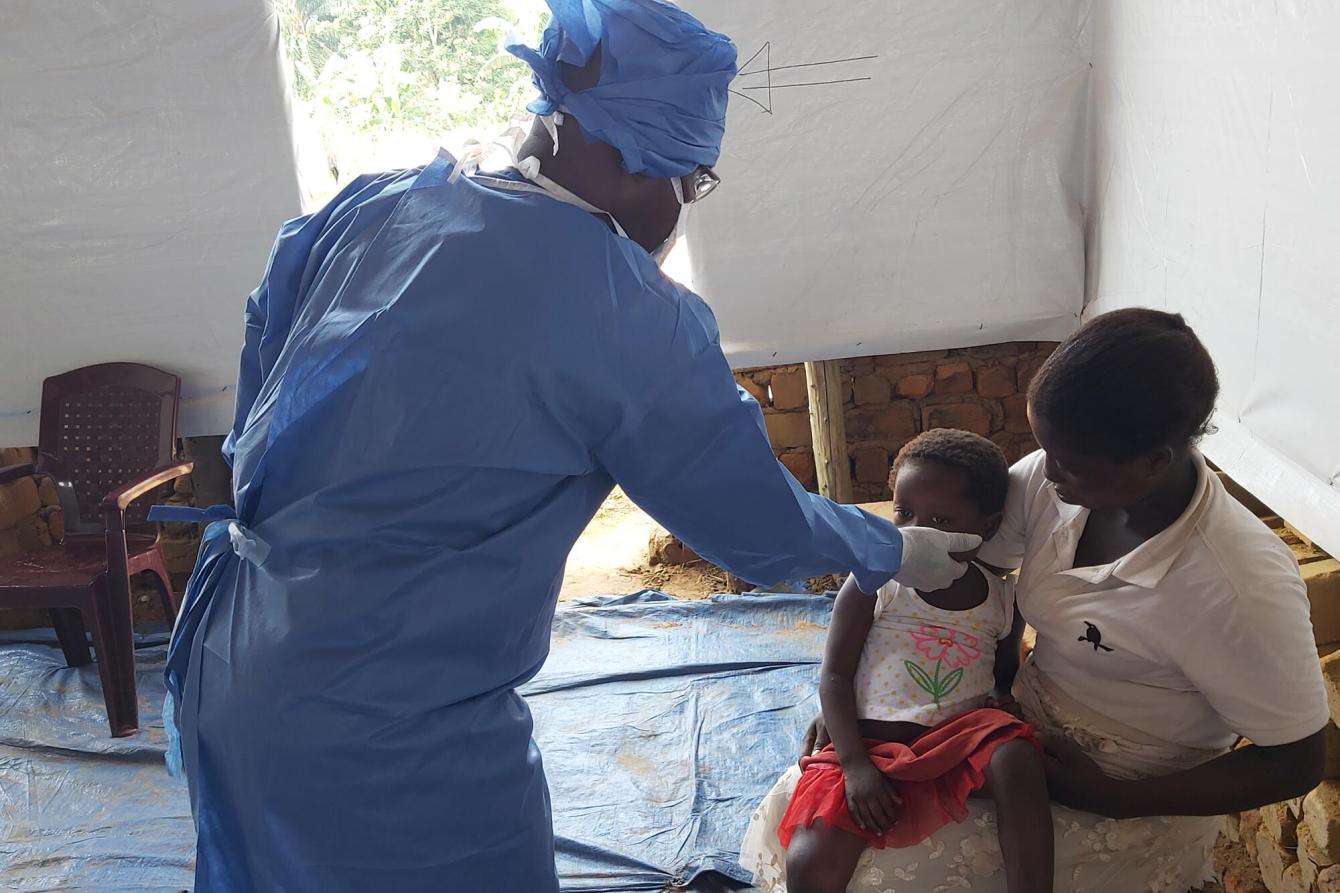 A doctor consults a patient with a suspected Mpox at the MSF-supported Djoa health center.
