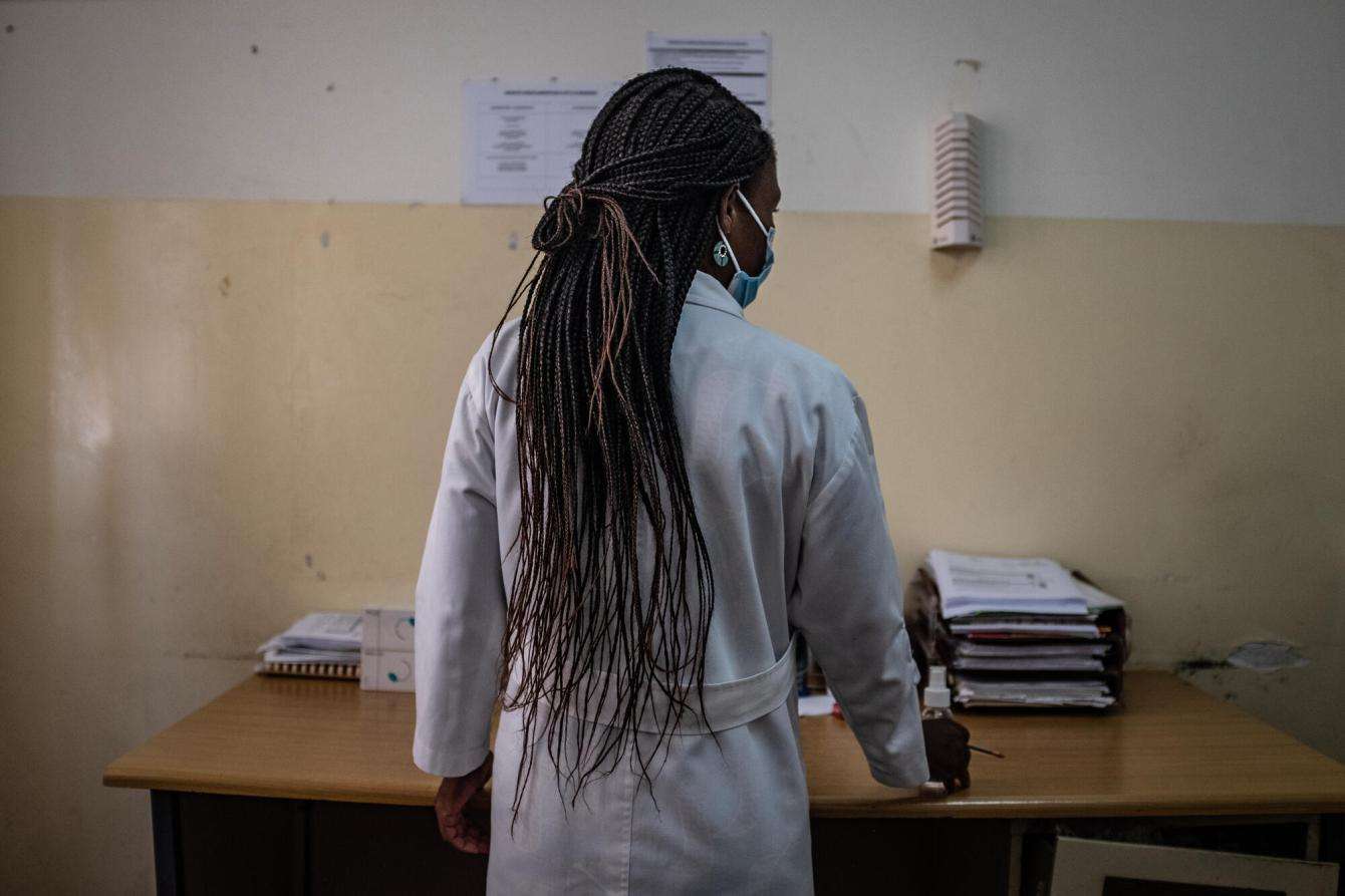 An MSF nurse stands in the Ponta-gêa health center in Beira, Mozambique.
