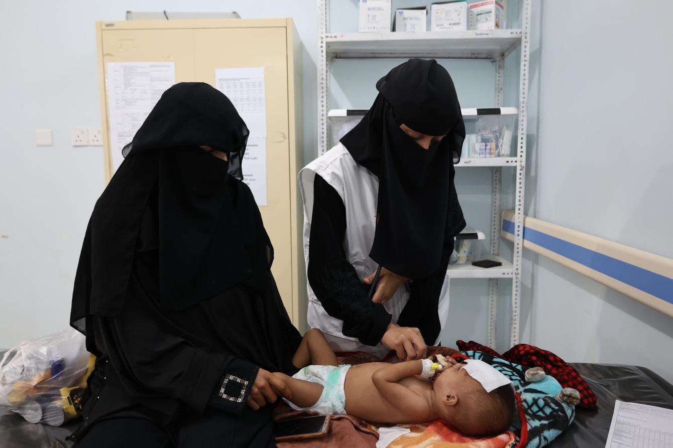 MSF Doctor Ola Al Hitary, following up on the patients admitted to the pediatric department of Al-Qanawis Mother and Child Hospital in Yemen.