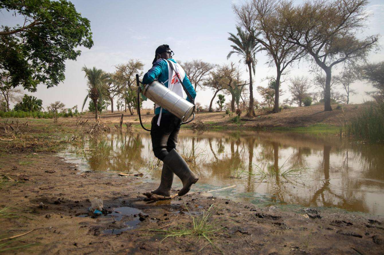 MSF teams treat a water point in the village of Ara in Magaria, a region of Niger with the highest rainfall in the country. 