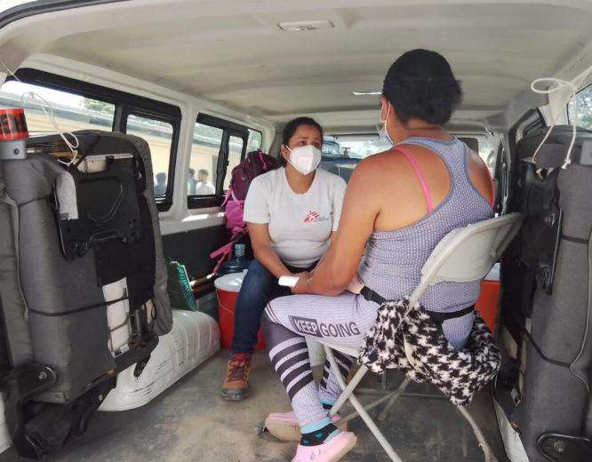 An MSF mobile clinic assists migrants at the Honduras-Nicaragua border