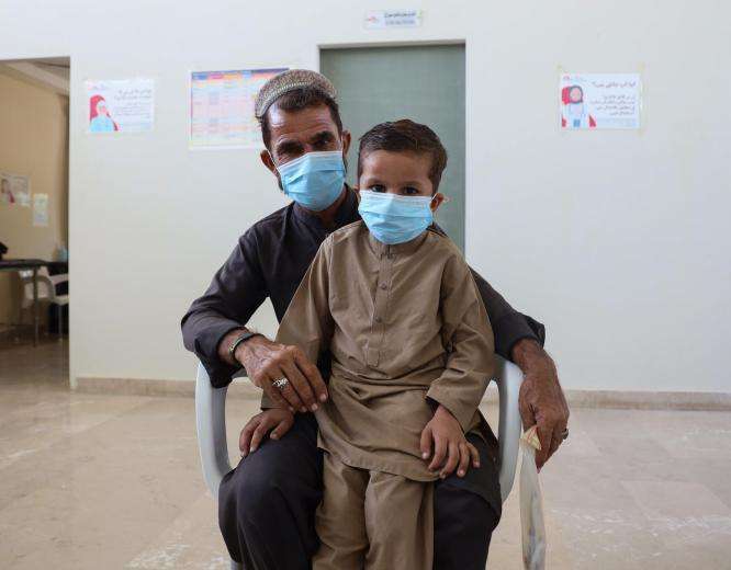 Muhammad waits with his 6-year old son, Mustafa, at MSF's EndTB clinic in Baldia, Karachi, Pakistan.