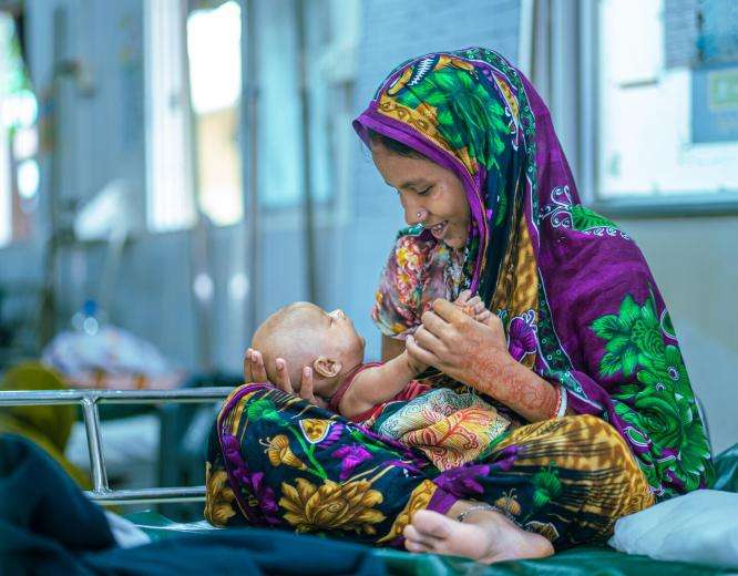Mina Bala sits with her 2-month-old daughter, Misti Foti, at MSF’s Kutupalong Hospital in Bangladesh.