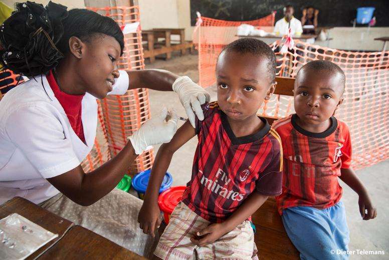 An MSF staff member vaccinates a child in Democratic Republic of Congo.