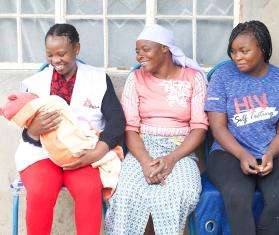 Marvellous Nzenza with her mother Jacqueline and MSF social worker Relative Chitungo