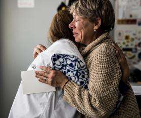 MSF psychologist Vika hugs Antonina Sakhnovska, an MSF mental health patient in Kharkiv, when she begins to cry when she remembers her husband, who died in the war.
