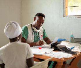 An MSF medical activity manager provides a consultation to a patient in the Cabo Delgado province of Mozambique.