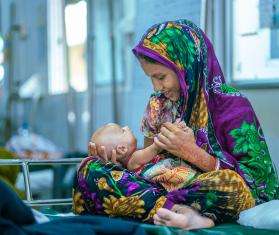Mina Bala sits with her 2-month-old daughter, Misti Foti, at MSF’s Kutupalong Hospital in Bangladesh.