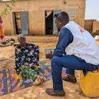 An MSF worker speaks to a displaced woman in Mali. 